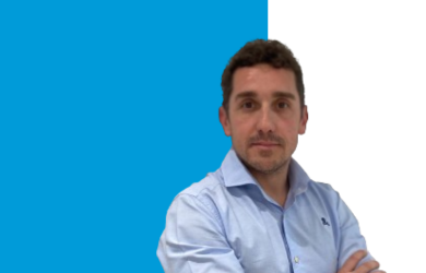 Foto de Marcos Núñez Pérez. Está de perfil y lleva una camisa azul claro.